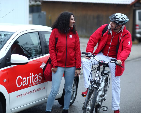 Zwei Mitarbeiter der Caritas im Gespräch | © Caritas München